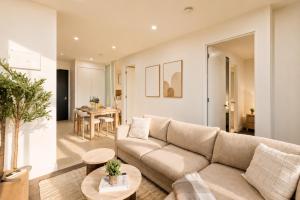 Wonderful Stay at CBD - Sky High City Views - Brand New Luxury Apartments