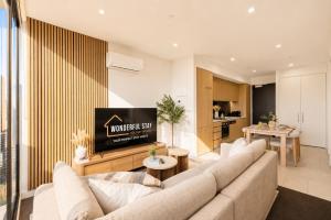 Wonderful Stay at CBD - Sky High City Views - Brand New Luxury Apartments