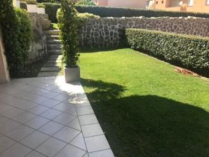 Ampio e pregevole bilocale con giardino privato a 200 mt dalla spiaggia
