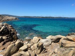 Ampio e pregevole bilocale con giardino privato a 200 mt dalla spiaggia