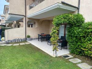 Ampio e pregevole bilocale con giardino privato a 200 mt dalla spiaggia
