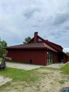 Suur ja Hubane maja, Saaremaal