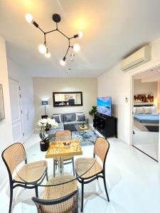 New! Modern Chic 2BR Condo with Fast Wifi