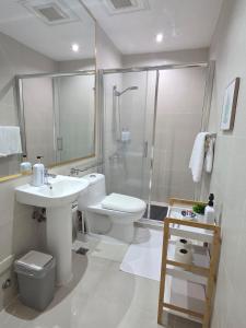 New! Modern Chic 2BR Condo with Fast Wifi