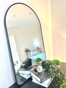 New! Modern Chic 2BR Condo with Fast Wifi