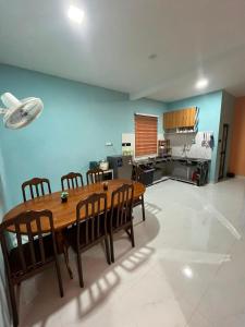 Fin D, Sawah Homestay