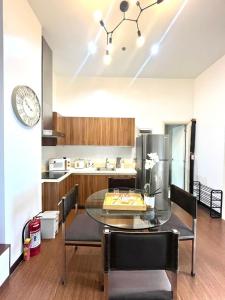 New 2BR with City Views in Makati and Fast WiFi