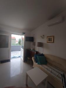 Apartments Crnko, 50m from the beach with free parking and drinkable tap water