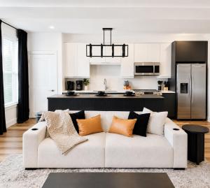 Midnight Luxe Suite with Walkable Area and Free Parking