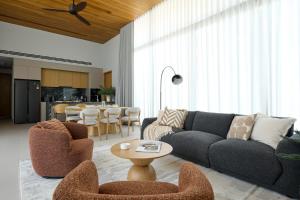 Arana Luxe 3BR Pool Villa at Botanica Four Seasons