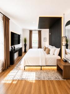 Midnight Luxe Suite with Walkable Area and Free Parking