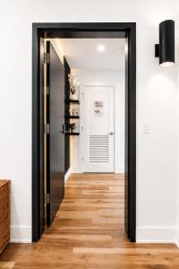 Midnight Luxe Suite with Walkable Area and Free Parking