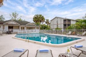Stylish Sanctuary King Beds Upscale Condo