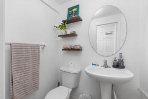Semi-Private Townhouse - 3 Bedrooms, 4 beds, Free Parking, Wifi, Netflix, - Hosted by Matthew
