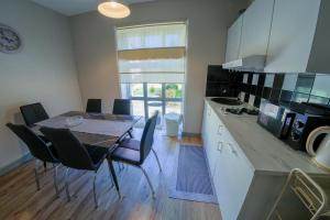 New House, Private Garden & Parking City Center