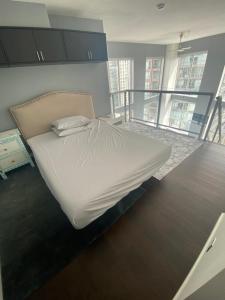 vancouver downtown panhouse luxury suite with balcony close to microsoft and amzon