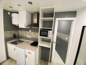 Suites nuevas con baño privado frente al metro st MWC Barcelona-FIRA