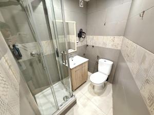 Suites nuevas con baño privado frente al metro st MWC Barcelona-FIRA