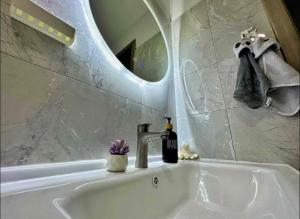 Modern 1BR in Kilimani, Nairobi, Kenya with Fast wifi, Netflix and Gym