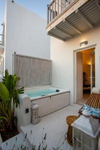 Fino Amore Private Jacuzzi Suite in Mykonos Town