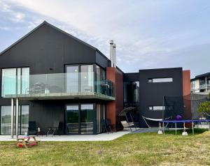Luxury lakefront Villa 15 min drive to downtown