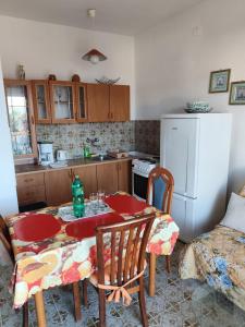 Apartments with parking space Bol, Brac - 27896