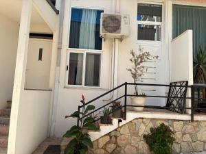 Cozy Modern Apartment, 6 min Walk to Beach