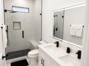 Modern 3BR Luxury Home Near Downtown Houston