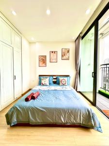 Peaceful Studio Apartment Facing the Green Bay Lake and Gardens