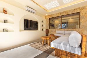 Villa Ayora luminous with pool on the hill