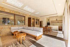 Villa Ayora luminous with pool on the hill