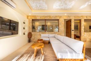 Villa Ayora luminous with pool on the hill
