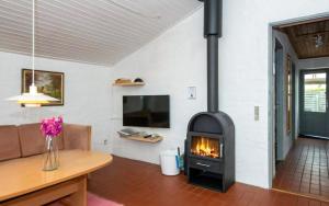 Bright Holiday Home Near Beach And Coast