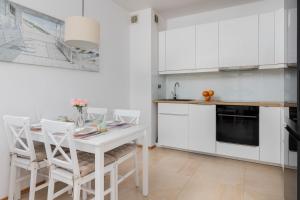 Beautiful Apartment Gdynia Czarnieckiego with Balcony by Noclegi Renters