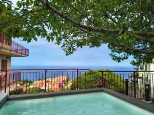 Le Tre Terrazze sul Blu vista mare, piscina idromassaggio, posto auto coperto