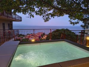 Le Tre Terrazze sul Blu vista mare, piscina idromassaggio, posto auto coperto