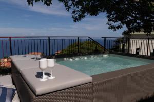 Le Tre Terrazze sul Blu vista mare, piscina idromassaggio, posto auto coperto