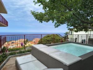 Le Tre Terrazze sul Blu vista mare, piscina idromassaggio, posto auto coperto