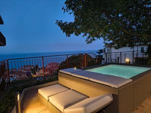 Le Tre Terrazze sul Blu vista mare, piscina idromassaggio, posto auto coperto