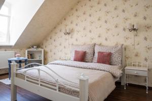 Elegant Provence Apartment on Tomas Garrigue Masaryk Avenue