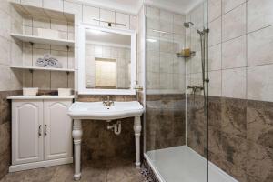 Elegant Provence Apartment on Tomas Garrigue Masaryk Avenue