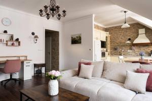 Elegant Provence Apartment on Tomas Garrigue Masaryk Avenue