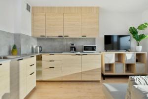 Beige and Grey Studio in Gdańsk with Balcony Close to the Beach by Noclegi Renters