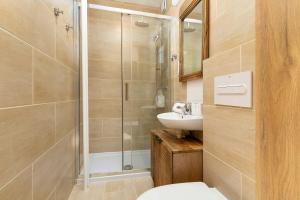 Beige and Grey Studio in Gdańsk with Balcony Close to the Beach by Noclegi Renters