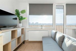 Beige and Grey Studio in Gdańsk with Balcony Close to the Beach by Noclegi Renters