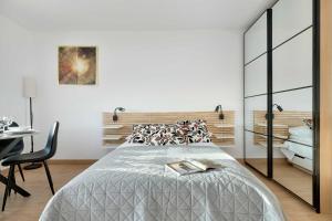 Beige and Grey Studio in Gdańsk with Balcony Close to the Beach by Noclegi Renters