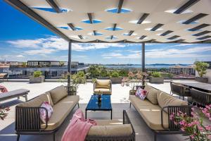Olive Luxe Penthouse with Jacuzzi and Sea View