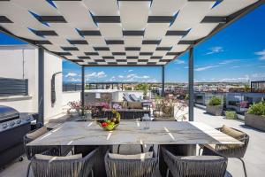 Olive Luxe Penthouse with Jacuzzi and Sea View