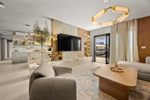 Olive Luxe Penthouse with Jacuzzi and Sea View