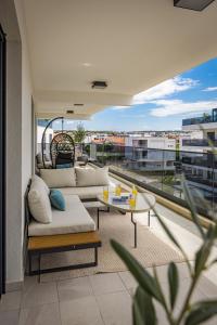 Olive Luxe Penthouse with Jacuzzi and Sea View